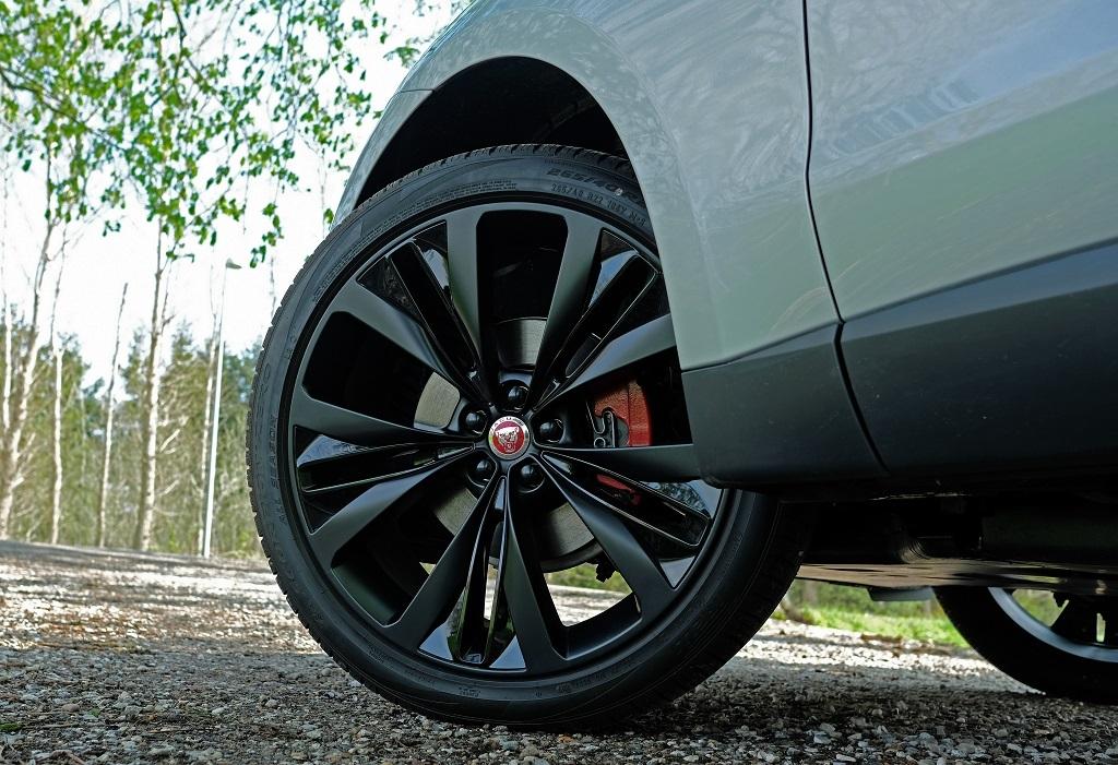 Jaguar F-Pace. "Drivers Edition" - 22" originale Jaguar fælge. Kalibre malet røde billede 3