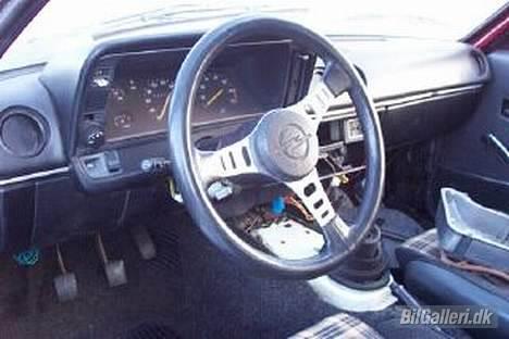 Opel Manta B 2,2 solgt - Kedeligt kabine, men det skal der self også rettes op på...... billede 5