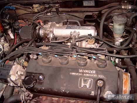 Honda civic- sedan ;)   VÆK - hmm... motoren skal der hvis laves noget ved... billede 14