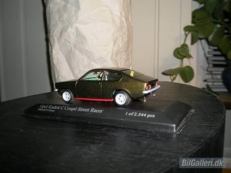 Opel Kadett C Coupe "solgt" - min lille modelbil, er malet i sammme farve som den store også bunden(rød) billede 17