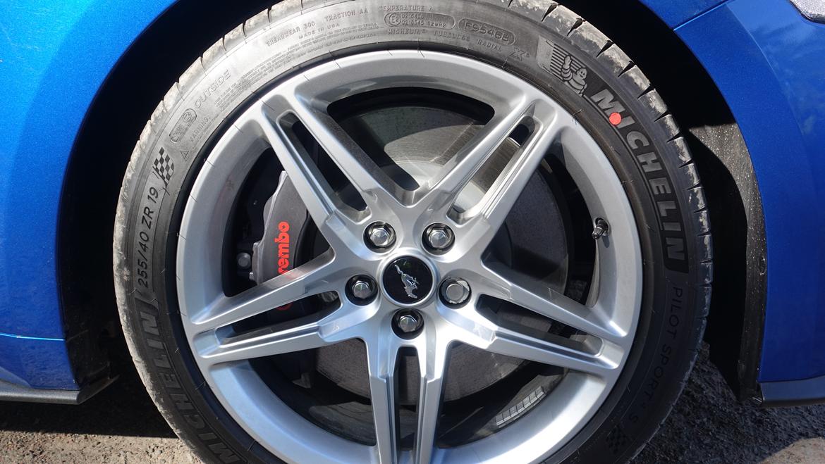 Ford Mustang GT Convertible - De nye fælge er lettere end de gamle. Dækkene er meget bedre end Pirellis. billede 9