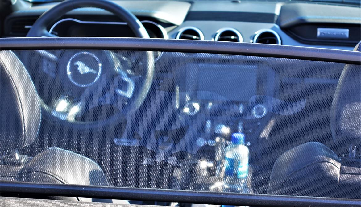 Ford Mustang GT Convertible - Vind deflektor med logo. billede 13