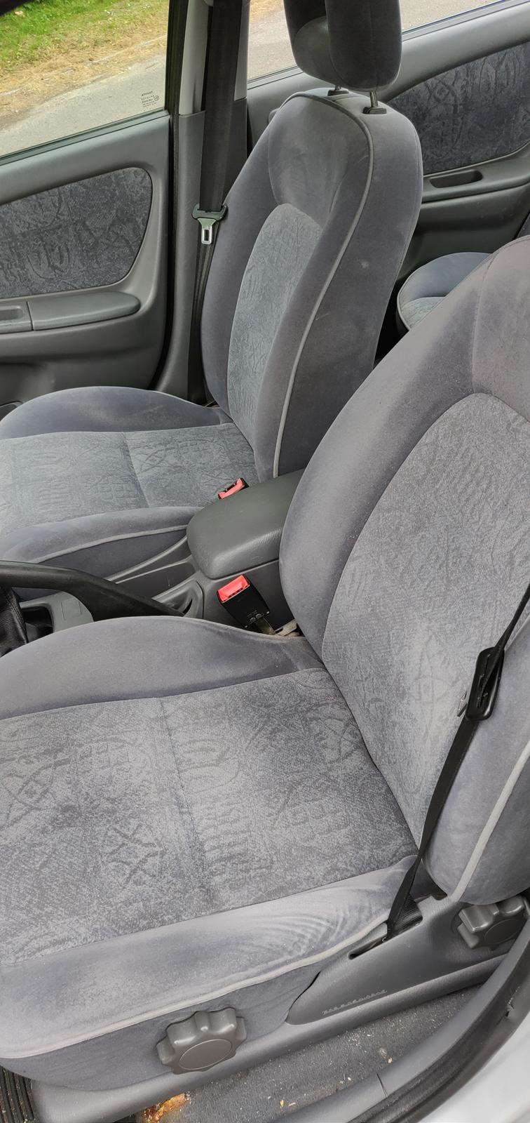Toyota Avensis 1,8 Terra  - Efter 19 års brug ser sæderne stadig okay ud billede 15