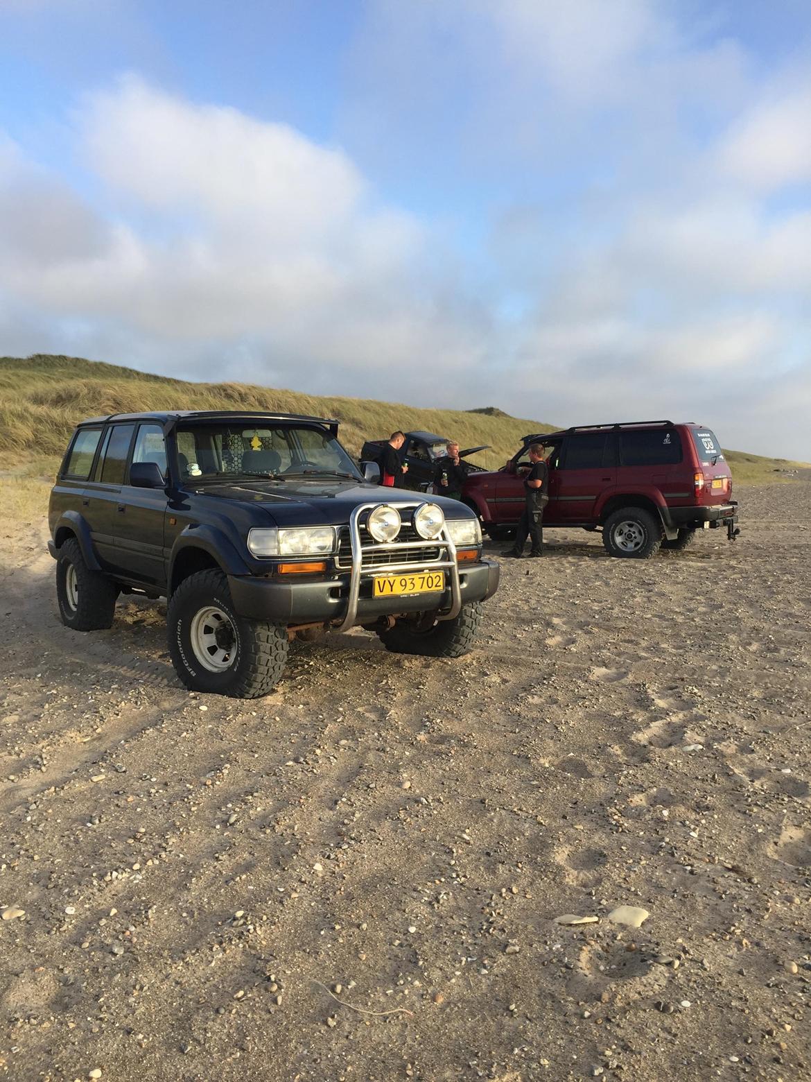 Toyota Landcruiser 80 solgt  - På strandtur med Mathias i hans vx'er og formanden's patrol som køler i klitterne :P billede 4