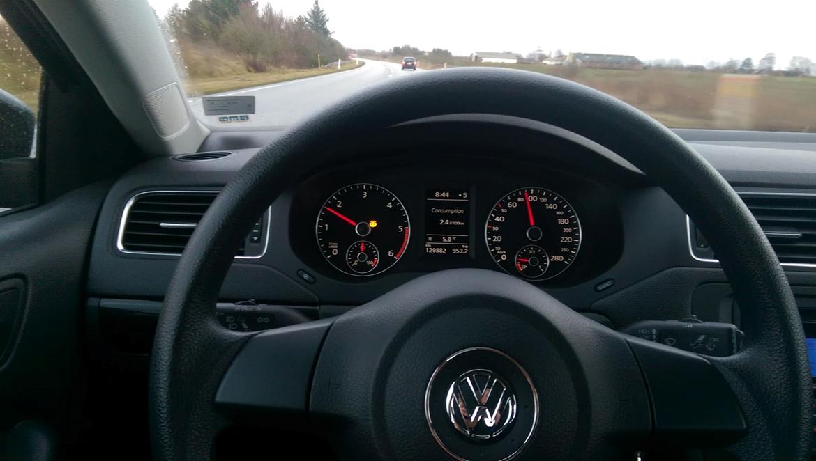 VW Jetta TDI Bluemotion - Når man har en VW, så skal man kunne acceptere, at der altid er EN lampe, der lyser i panelet. billede 5