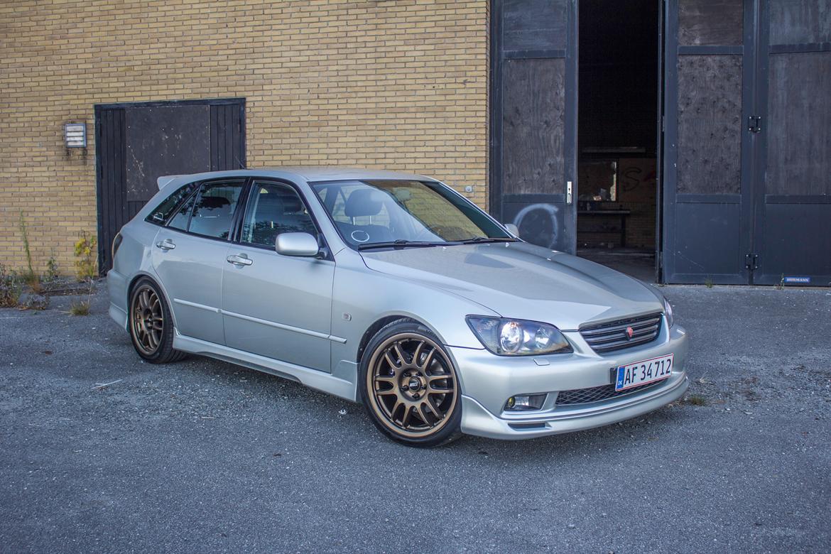 Lexus is300 sportcross