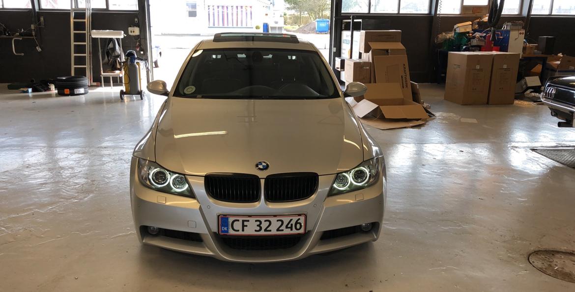 BMW E90 330i aut.  billede 2