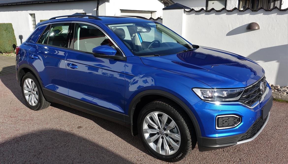 VW T-ROC - Fuld LED forlygter. Kørelysringene nedenunder dublerer som gule blinklys. Radaren sidder i VW logo. billede 2