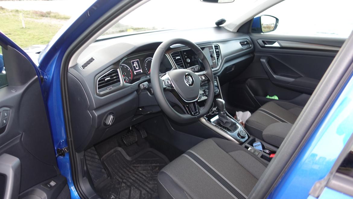 VW T-ROC - Det mest simple interiør, men der er det jeg vil have i en vinterbil. Som varme i sæder og rat. billede 10