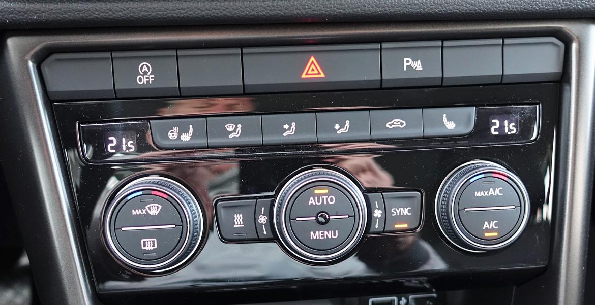 VW T-ROC - 2 zone Climatronic med programmerbar parkeringsvarmer, så bilen altid er varm når jeg skal køre. billede 12