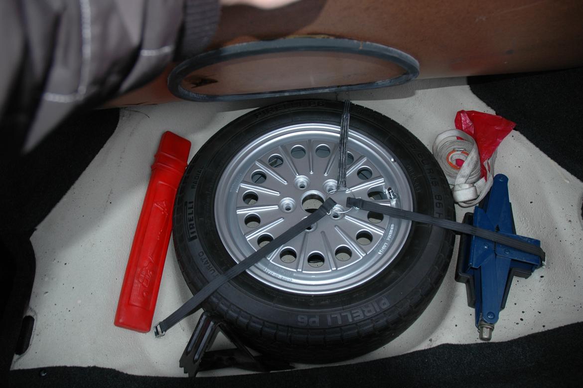 Lancia Gamma 2.5 I.E. Coupe - Originalt reservehjul med Pirelli P6 billede 12