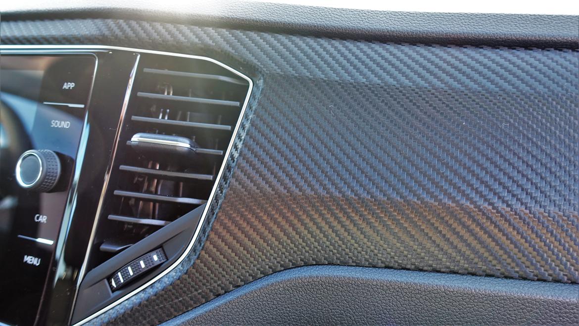 VW T-ROC - Alle Decor-paneler som før var i en Oak Brown farve er nu wrappet i 3M Carbon vinyl. billede 20