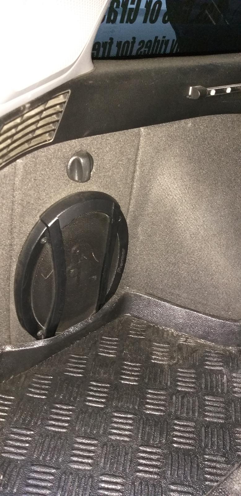 Mitsubishi Lancer - 3vejs højtalere installeret billede 15