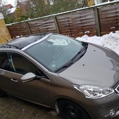 Peugeot 208 Allure Sky 1,2 VTI *SOLGT*