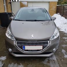 Peugeot 208 Allure Sky 1,2 VTI *SOLGT*