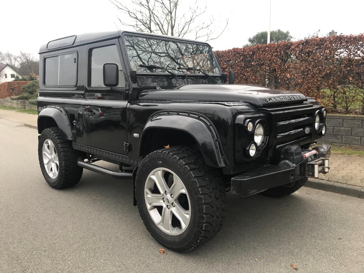 Land Rover Defender TD5 - Sådan ser bilen ud idag. Jeg fik malet frontgitteret sort istedet for sølv da jeg synes den lignede en legobil før. billede 1