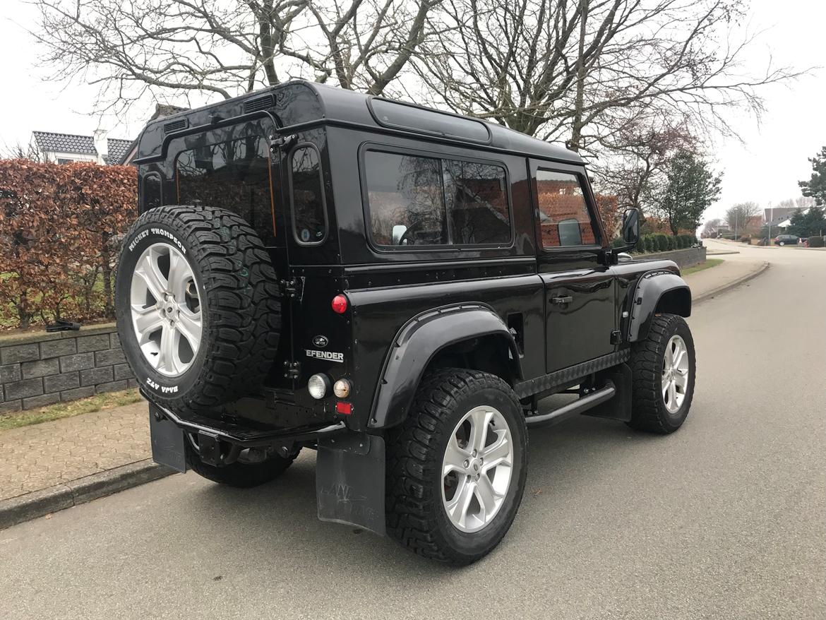 Land Rover Defender TD5 - Trækket er afmonteret på billedet da det var til maler. Bilen må trække 3500kg. billede 2