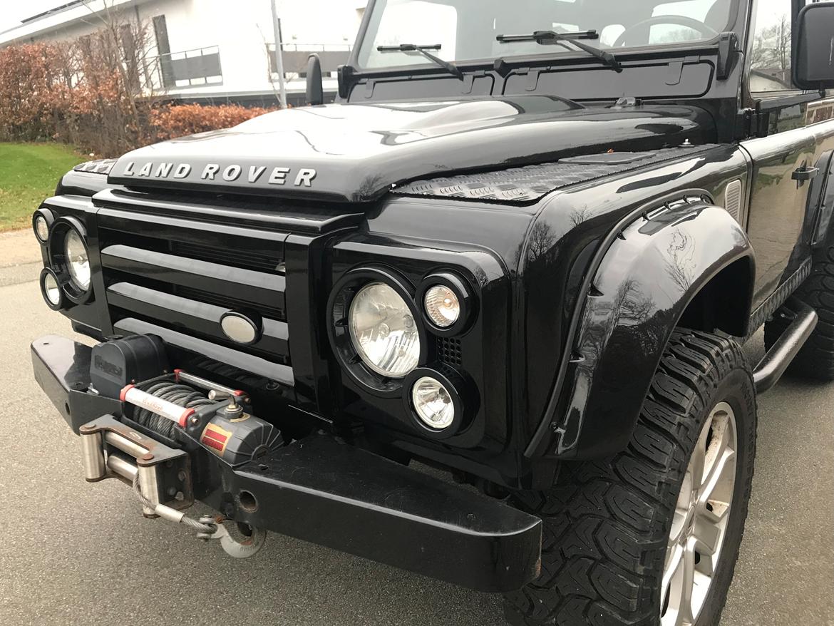 Land Rover Defender TD5 - Motorhjelmen med “bulen” i kommer fra en SVX model. billede 11