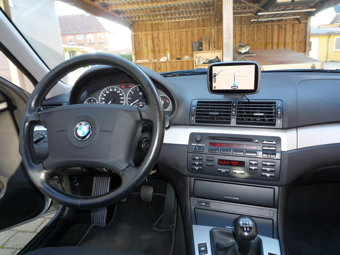 BMW 318i sedan. SOLGT. billede 11