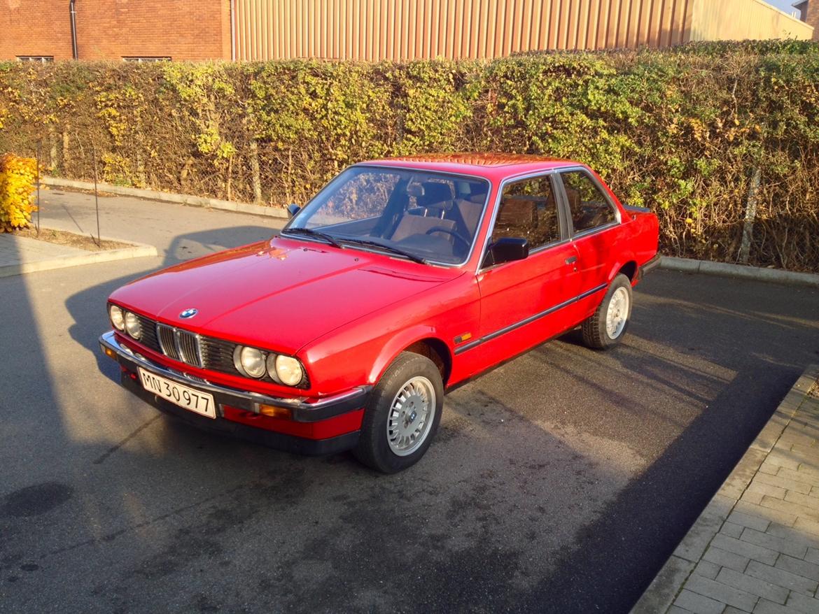 BMW 320i E30 billede 1