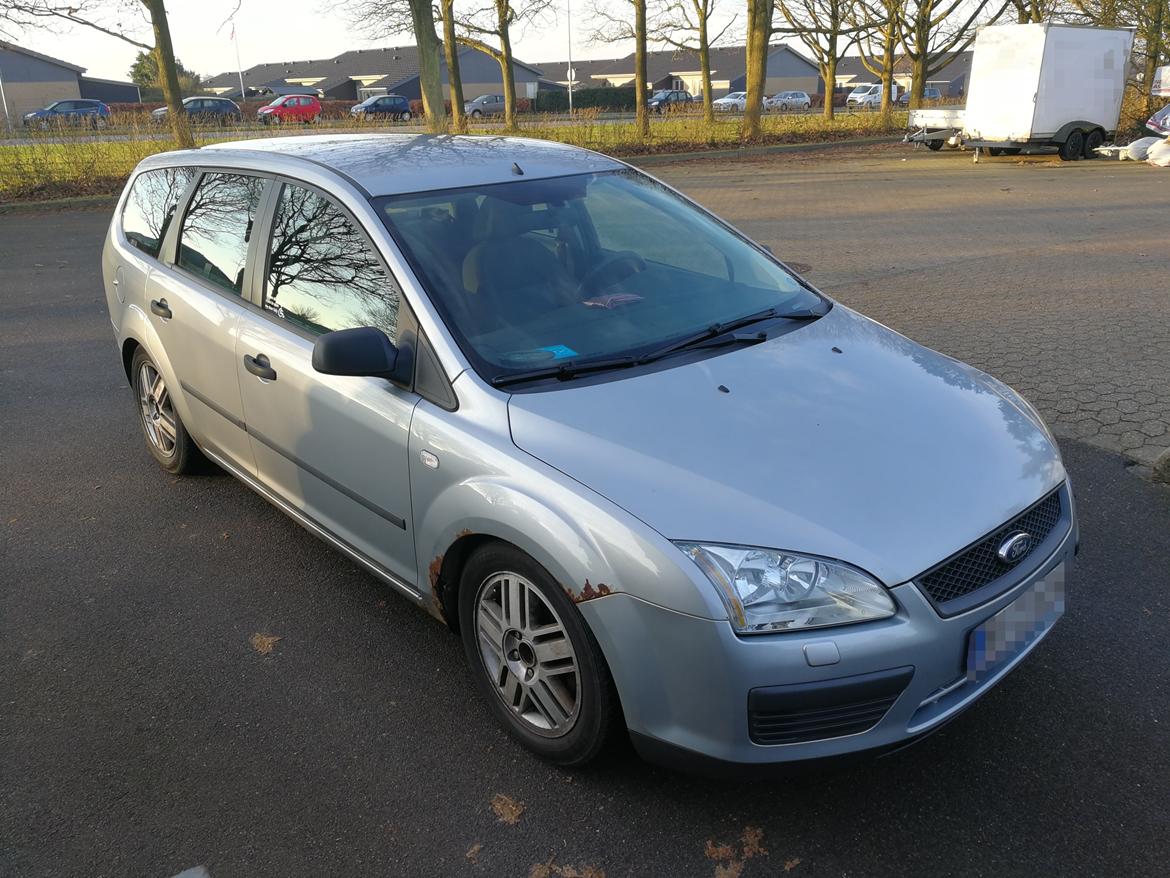 Ford Focus II Turnier 1,6 TDCI - "Familie vognen" - Fronten af bilen, hvor man kan se forskærmen som skal skiftes på grund af rust billede 19