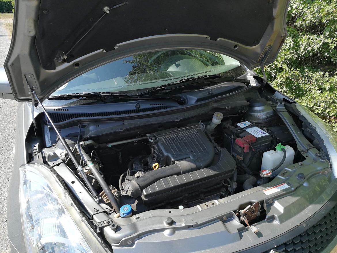 Suzuki Swift 1.2 GL ECO+ A/C 5d - Gasdæmper til at holde motorhjelmen billede 13