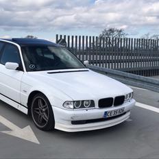 BMW E38 - 740i - V8