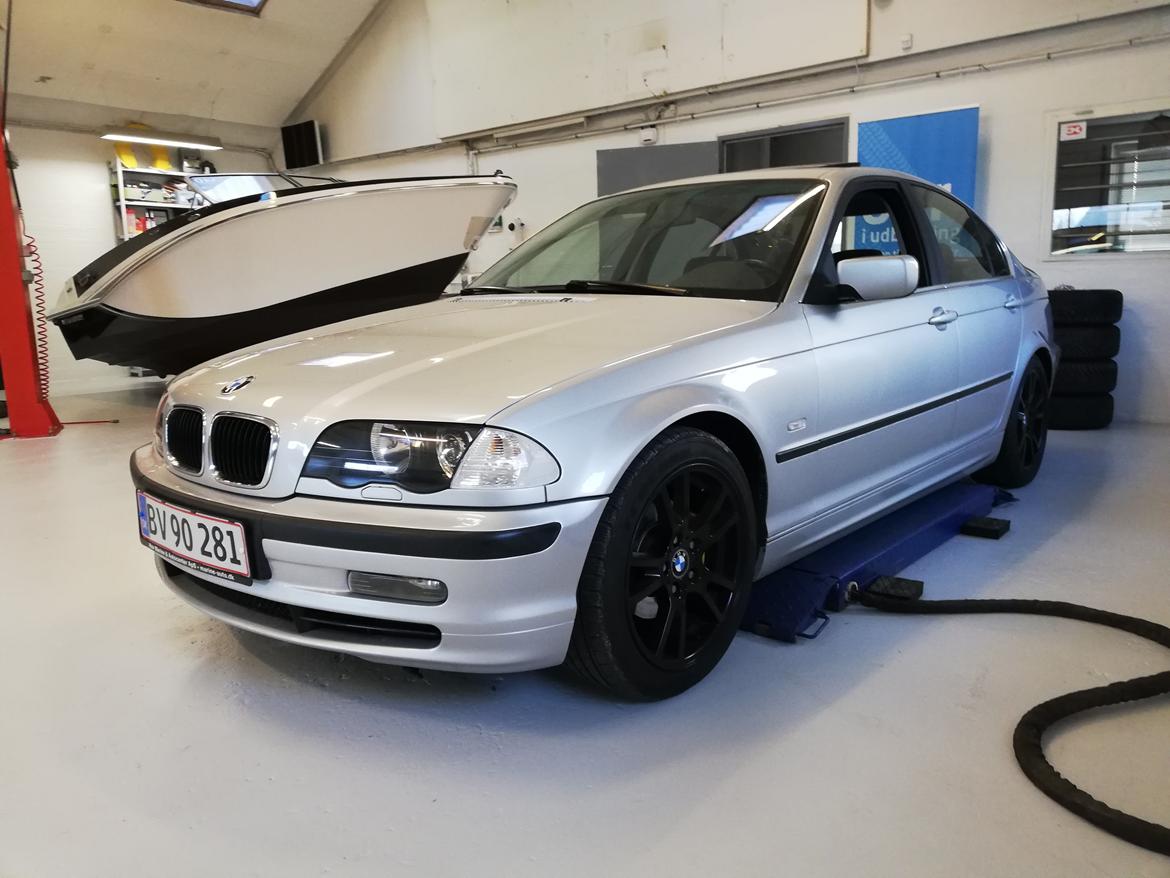 BMW 323i 2.5 billede 2