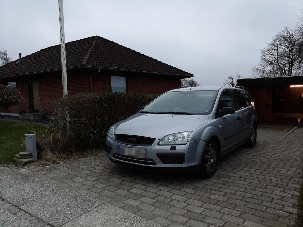 Ford Focus II Turnier 1,6 TDCI - "Familie vognen" - Så kom der lidt sort folie på emblemet i frontgrillen. billede 14