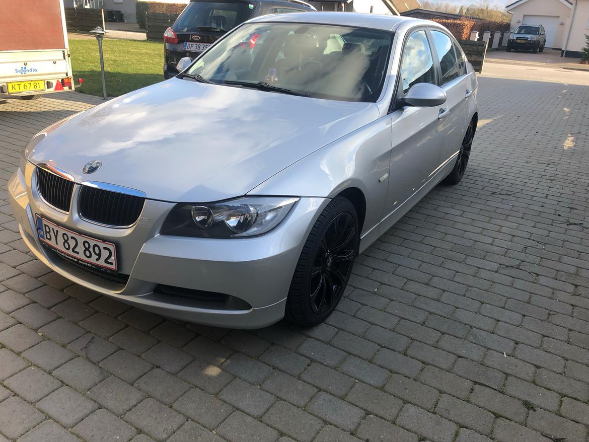 BMW E90 320i billede 1