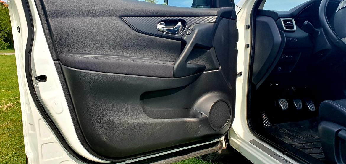 Nissan Qashqai 1.2 DIG-T Acenta - Den sorte liste i dørerne er beklædt med carbon. billede 13