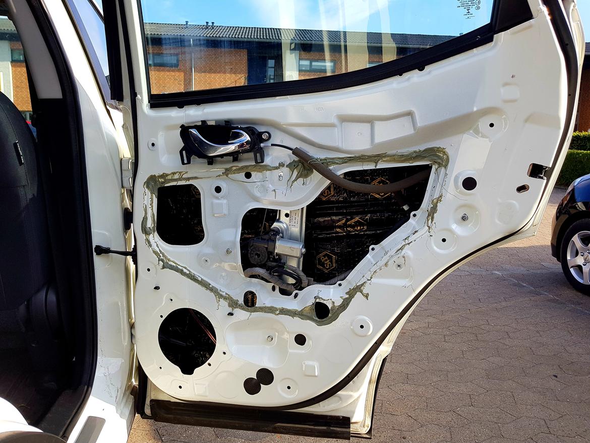 Nissan Qashqai 1.2 DIG-T Acenta - Støjdæmpet i dørerne. billede 16