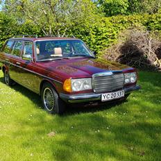 Mercedes Benz W123 230TE (Solgt)