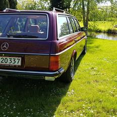 Mercedes Benz W123 230TE (Solgt)