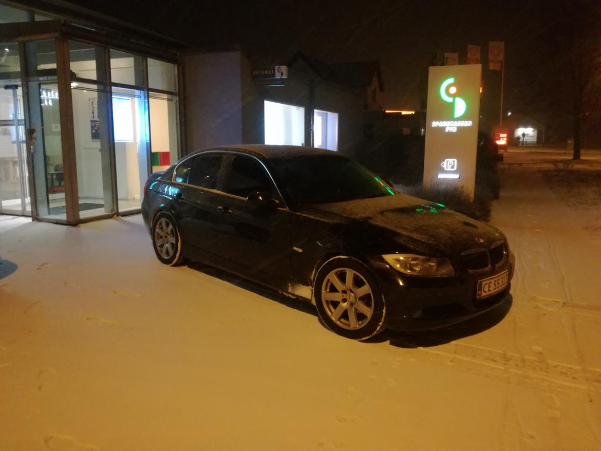 BMW E90 318d billede 1