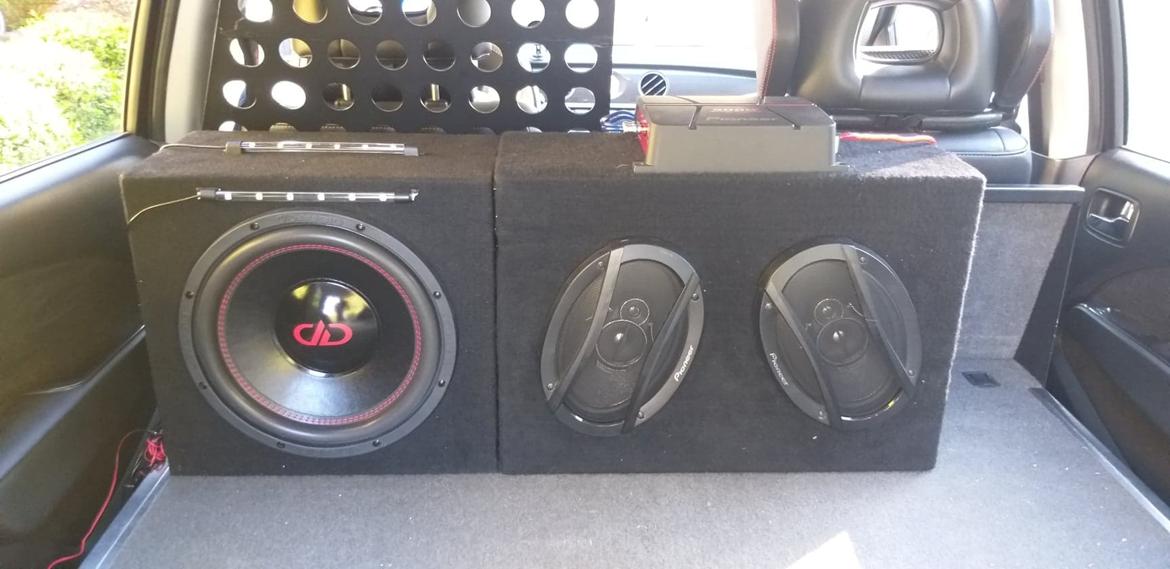 Mitsubishi Outlander Turbo 4x4 - Sub og højtalere, ikke verdens største anlæg, men spiller rigtig godt billede 14