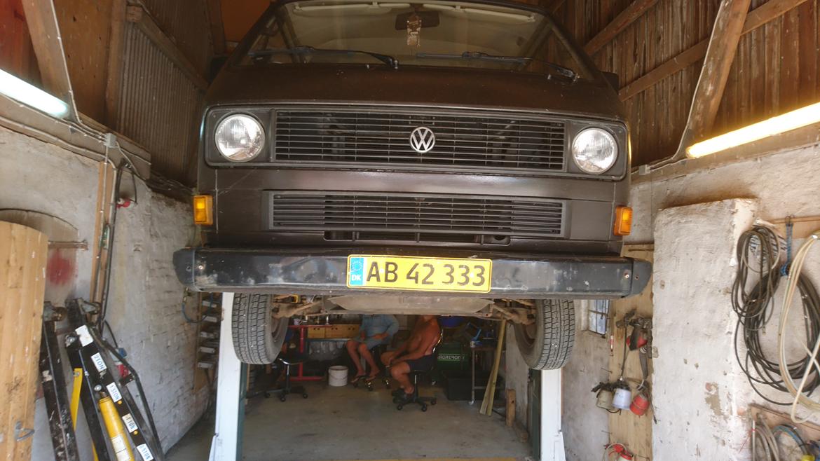 VW T3 Sika AAZ - første gang på liften så vi kunne gøre den klar til syn billede 2