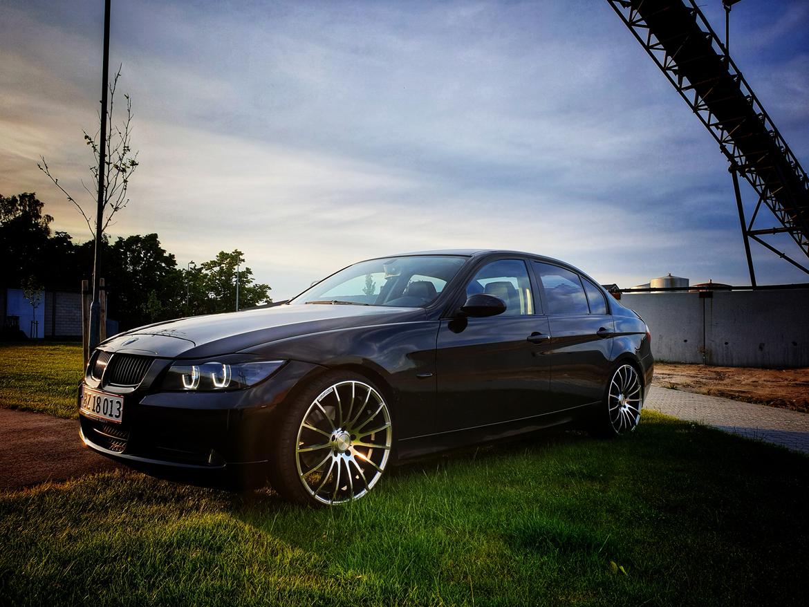 BMW E90 320D shadowline **SOLGT** billede 1