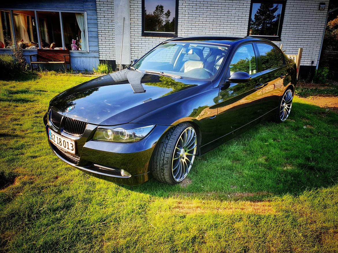 BMW E90 320D shadowline **SOLGT** billede 2