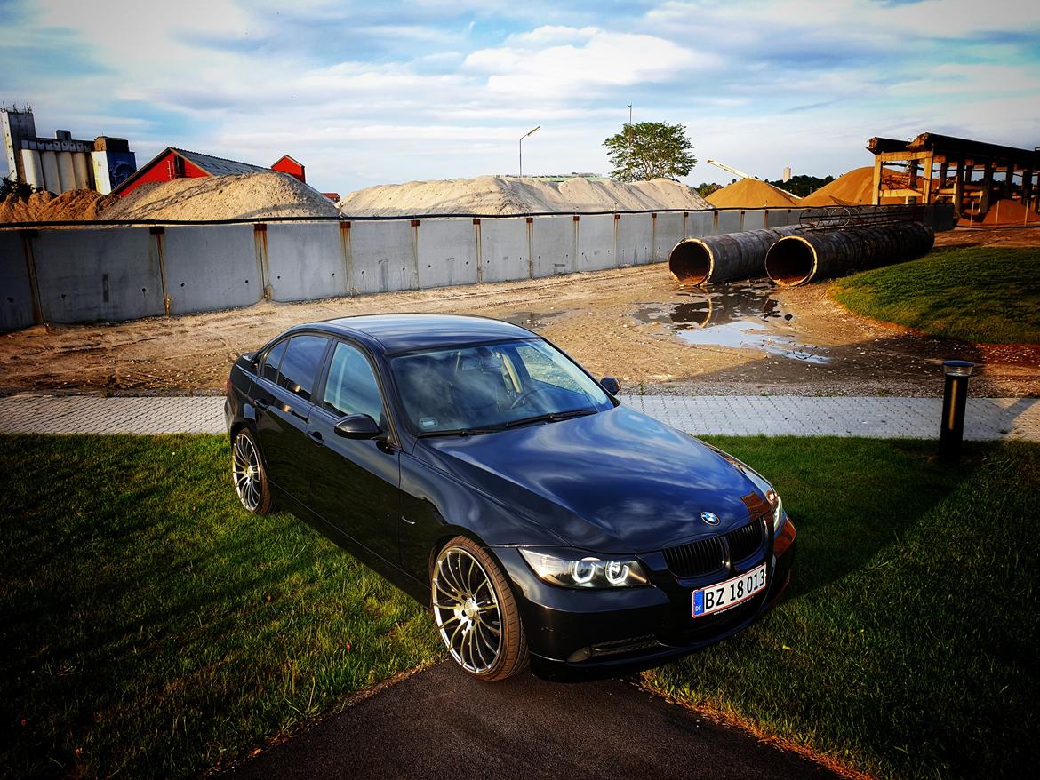 BMW E90 320D shadowline **SOLGT** billede 3