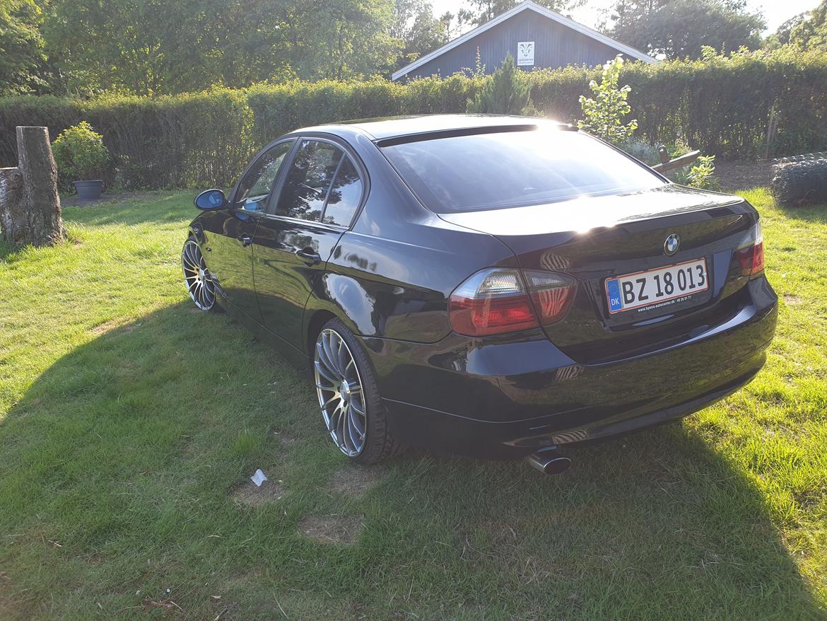 BMW E90 320D shadowline **SOLGT** billede 10