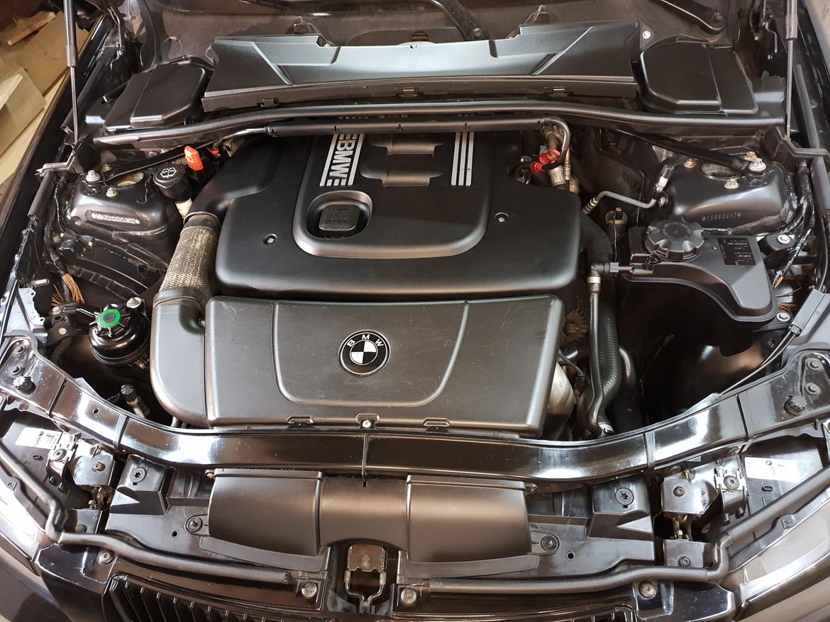 BMW E90 320D shadowline **SOLGT** billede 17