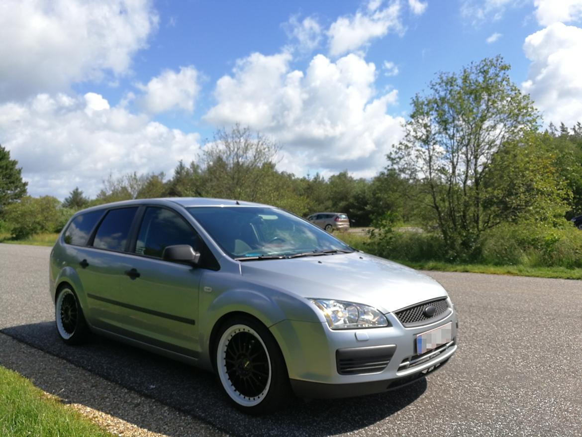 Ford Focus II Turnier 1,6 TDCI - "Familie vognen" - Lige et billede mere fra en dejlig sommerdag. De nye forskærme klæder bilen. billede 10