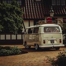 VW T2 Deluxe Camper bus "Ollie"