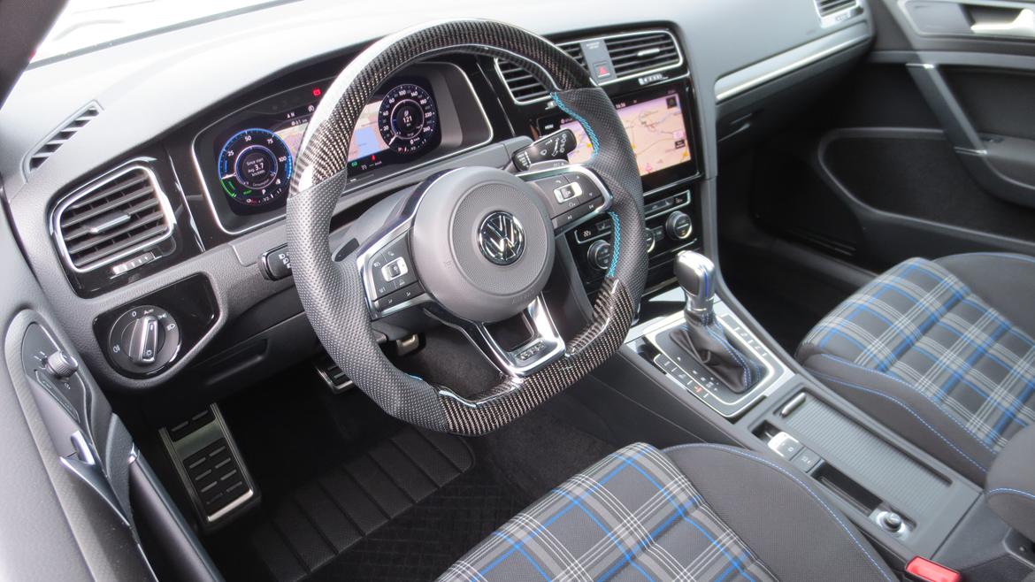 VW GOLF 1.4 GTE DSG - Speciallavet rat i ægte carbon. Meget tykkere end det originale rat. billede 3