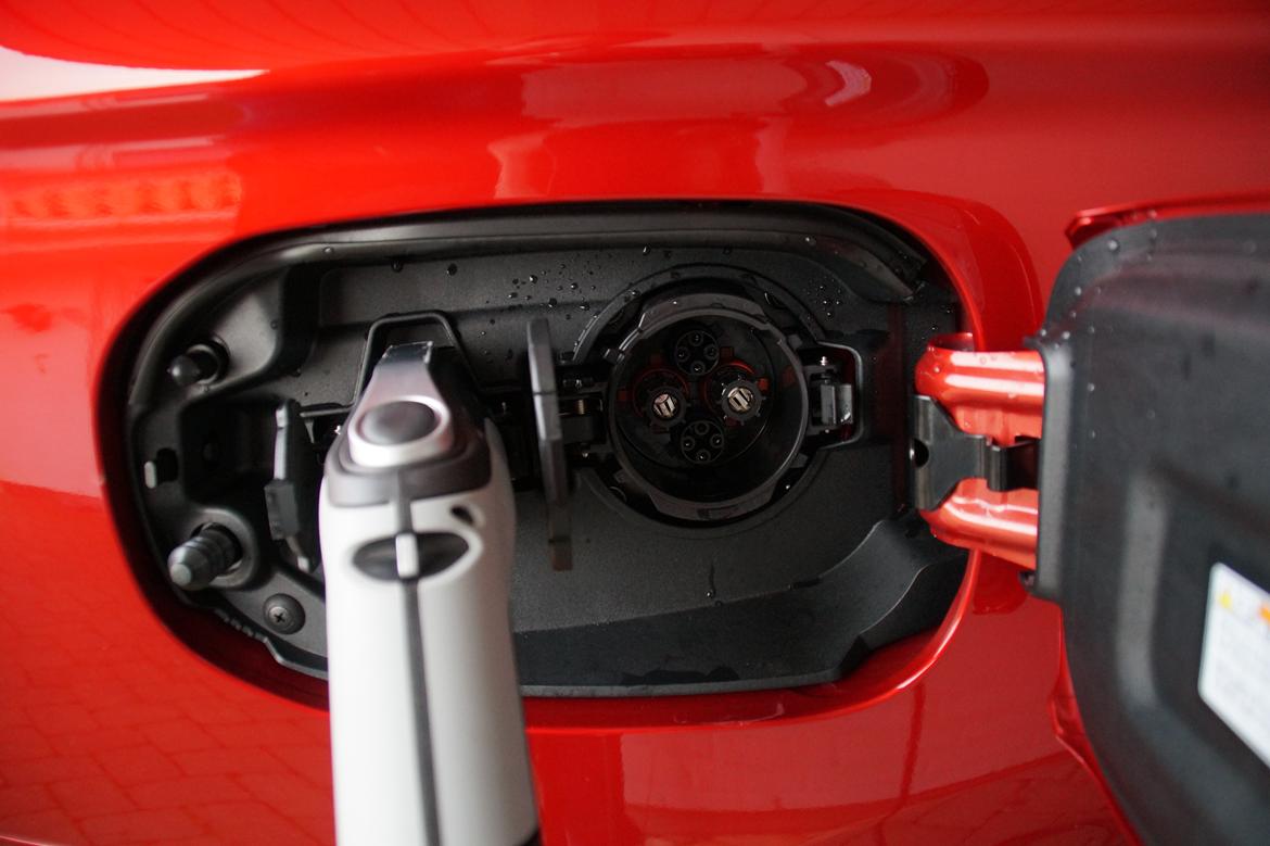 Mitsubishi Outlander 2,4 PHEV AWD - Type 1 ladestik til venstre, ChaDeMo til højre (hurtigladning) 80% batterikapacitet på 20 minutter billede 5