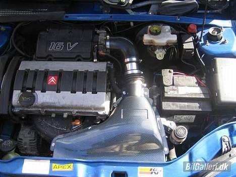 Citroën Saxo VTS - Sådan ser det ud det jeg har fået i men det her er ikke mit motorrum men det er magen til billede 7