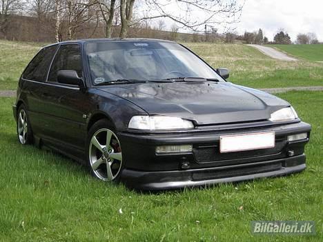 Honda Civic 1,5 16v Exi Solgt - Dejligt med bilen på græs... he he... billede 2