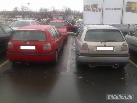 VW Golf 3 - Efter en tur i Bilka, kommer man ud til dette syn, dejligt... ;-) billede 16