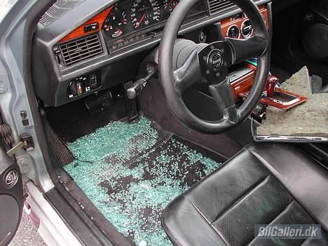 Mercedes Benz 190e SOLGT - fedt syn efter indbrug heldigvis ingen skader efter glas hellere ikk kadankox  billede 3